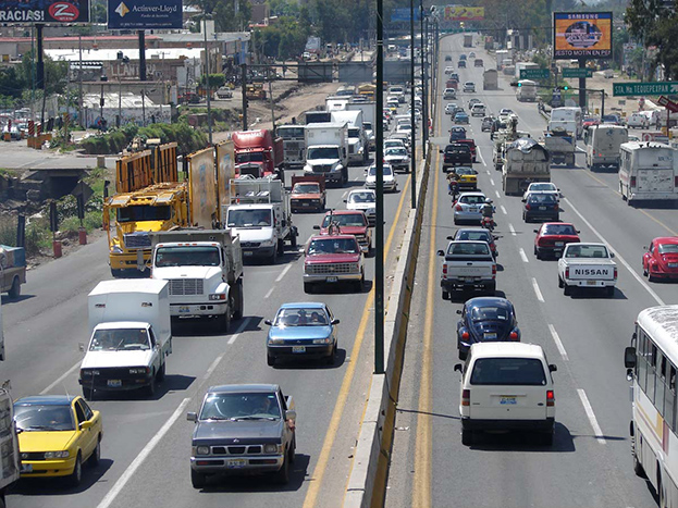 Fotografía que muestra una avenida de 4 carriles con varios automóviles en sentido norte sur.