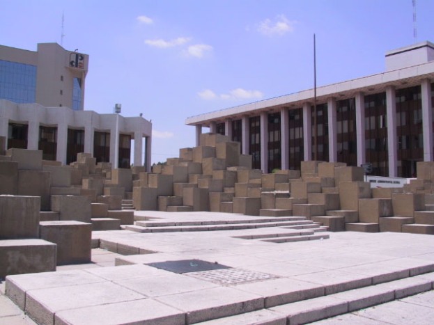 Fotografía que muestra la recaudadora 004. Ubicada en Avenida Alcalde número 1351. Municipio de Guadalajara, Jalisco, México. Al costado derecho se alcanza a percibir la fachada de la Secretaría de Infraestructura y Obra Pública